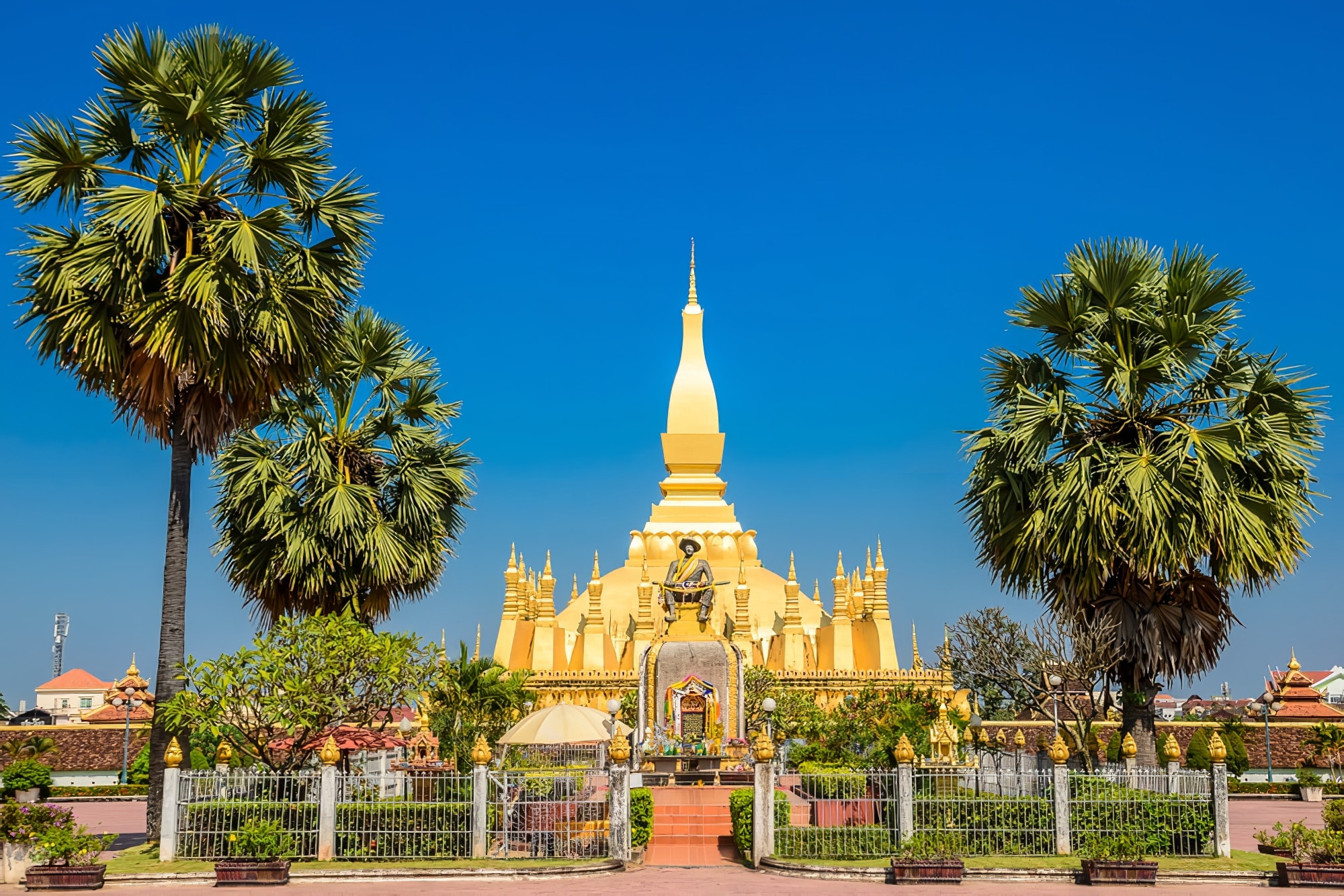 Peut être une image de temple et château